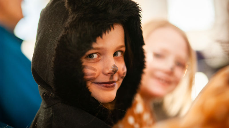 Barnas gudstjeneste med tårnagenter og karneval
