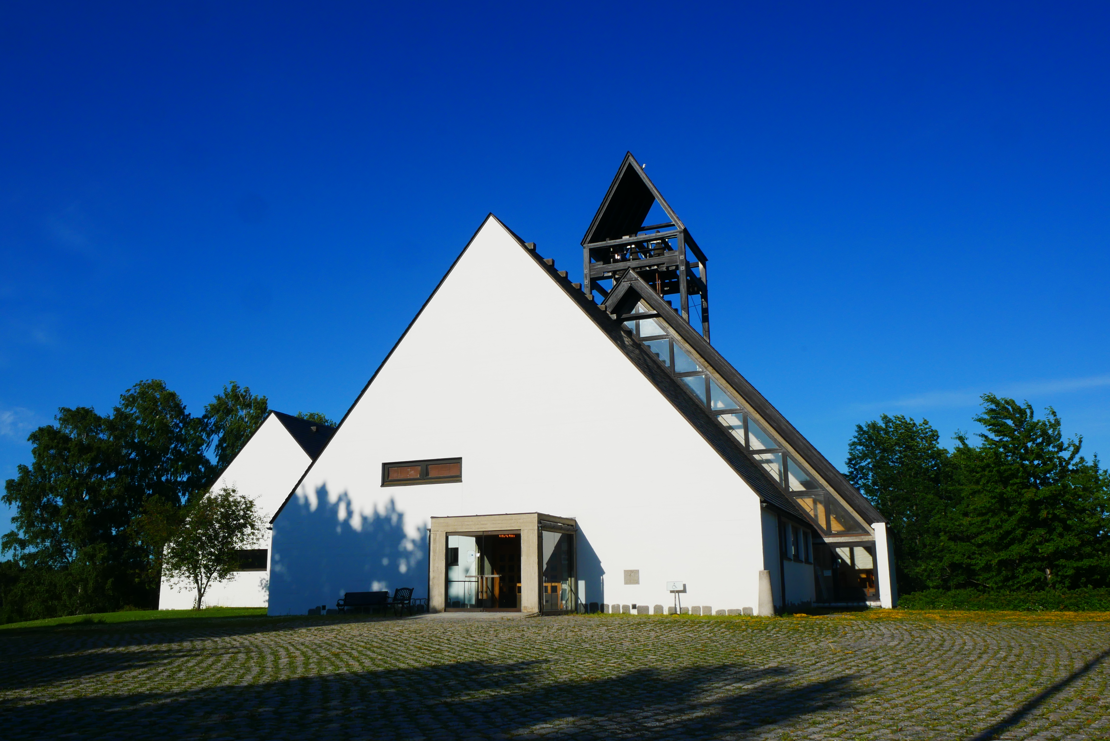 Holmen kirke. Foto: Norunn Edvardsen