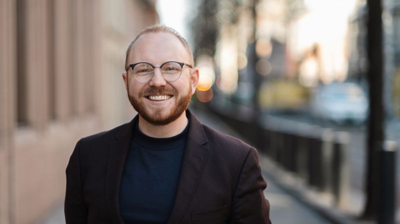 Emil Tan Engeset er kirkens nye kommunikasjonsdirektør. Foto: Kirkerådet / Den norske kirke.