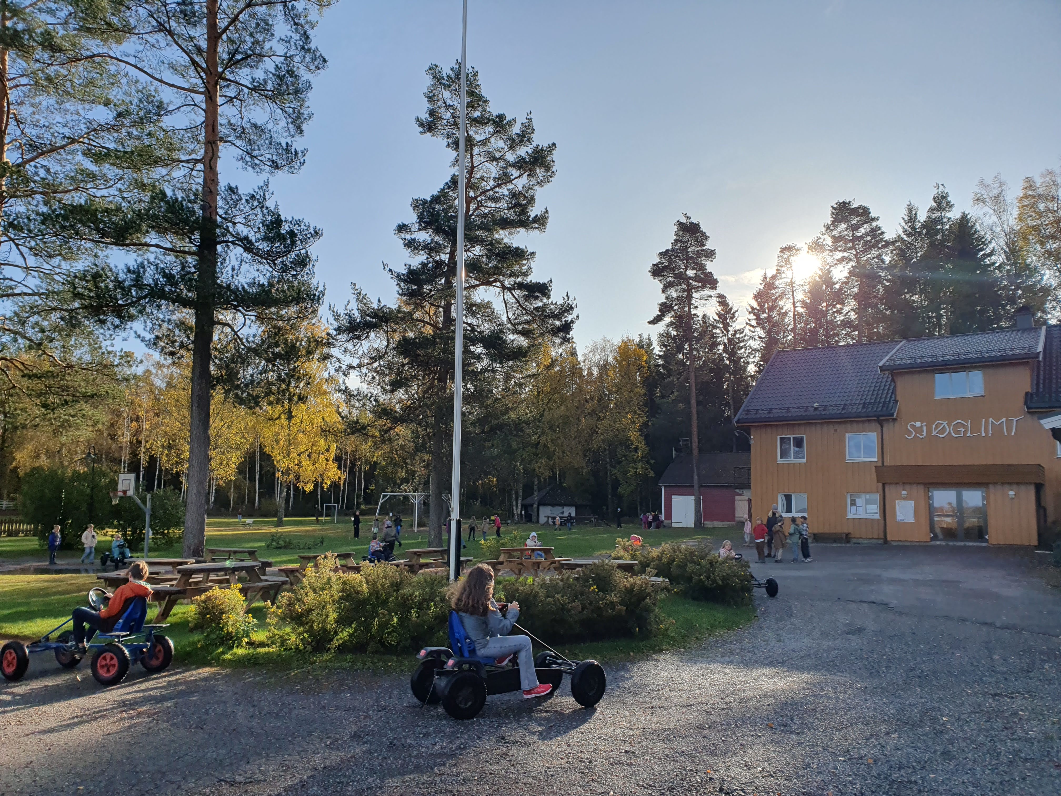 Månebiler utenfor Sjøglimt leirsted på Ørje.
