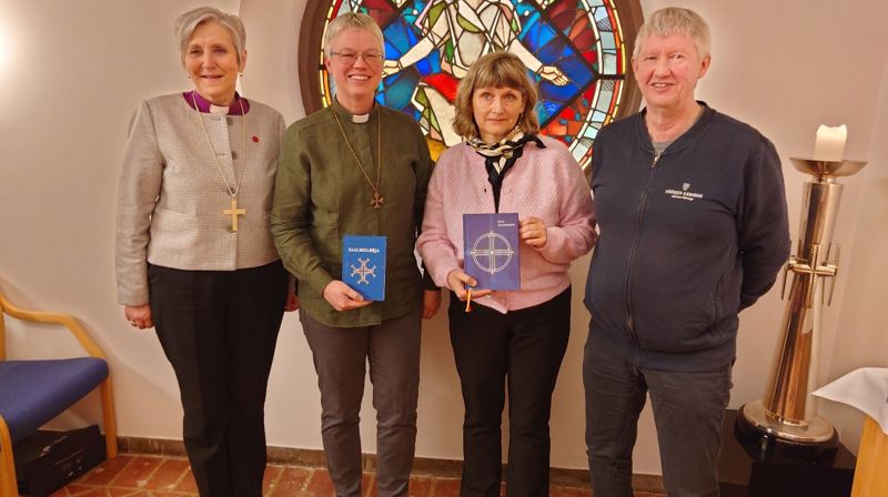 Fra venstre: Biskop Herborg Finnset, sykehusdiakon Namsos sykehus Astrid Bergsli, leder for seksjon Læring og mestring i HNT Ann Kathrin Hagen Røstad og diakoniarbeider Saemien Åålmege Bertil Jønsson. (fotobyline) Foto: Svein H. Karlsen
