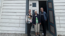 Tre av dei frivillige kyrkjevertane (f.v.) Sølvi Nykrem, Wenche Thomsen Kleppe og Monika Haanes Waagan gler seg til å opne kyrkja for besøkande i sommar.