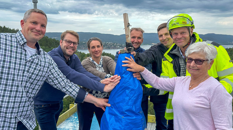 På toppen av Holmsbu: Safarien gikk helt til toppen av Holmsbu kirke. Fra venstre: Henrik Stemsrud (rådgiver Asker kommune), Jørgen Svartvasmo (assisterende kirkesjef), Lisbeth Stokke Fjeldly (direktør samfunnstjenester), Åge Rasmussen (fellesrådsleder), Alf Harald Holmboe (rådgiver Asker kommune), John Grimsby (kirkesjef) og Eva Myhrene (Holmsbu kirkes venneforening)