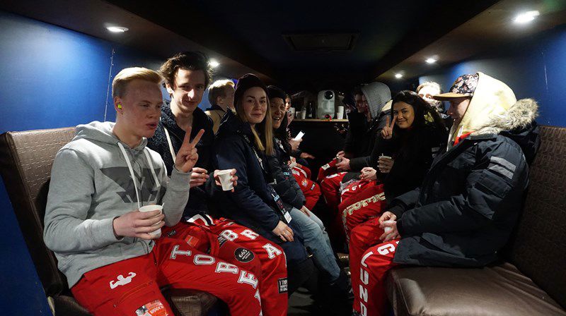 400 russ besøkte Kirkens varmebuss på Tryvann natt til første mai, og de stilte villig opp til fotografering. Tekst og Bilde: Finn Folke Thorp