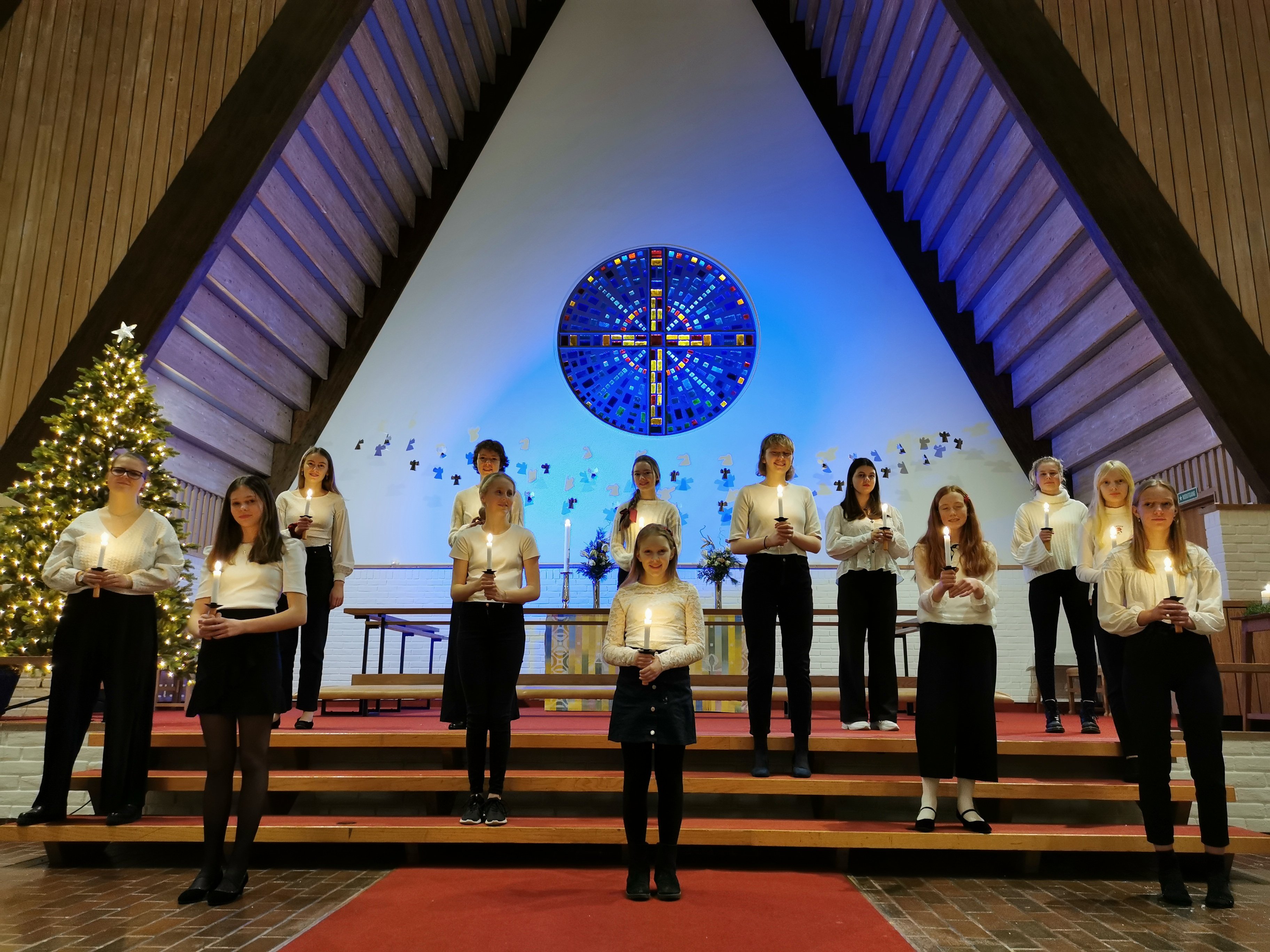 Sangere fra Biskopshavn korskole synger julen inn.