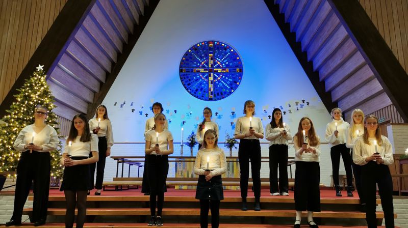 Sangere fra Biskopshavn korskole synger julen inn.