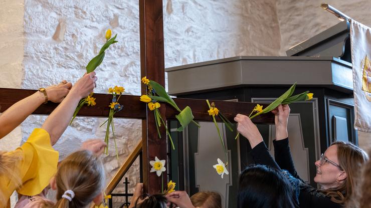 Blomster festes på kors på påskedag – foto Terje Peersen