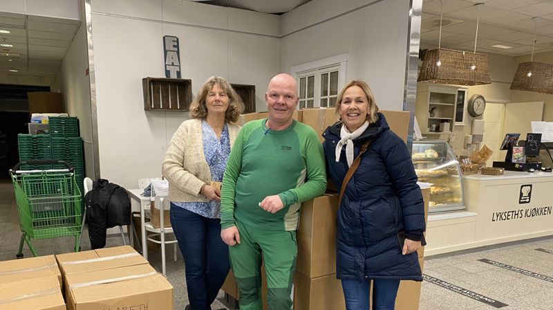 I Søgne og Songdalen deles det ut rundt 100 matkasser. Den norske kirke samarbeider med Kiwi, Frivillighetssentralen og Lions. Fra venstre: Aud Urdal fra Frivillighetssentralen, Svein Arild Vilhelmsen fra Kiwi og Astrid Aasen som er diakon i menigheten.