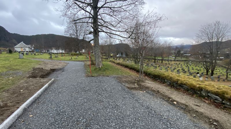 Montering av minnesteiner på Hemne gravplass tirsdag 8. april