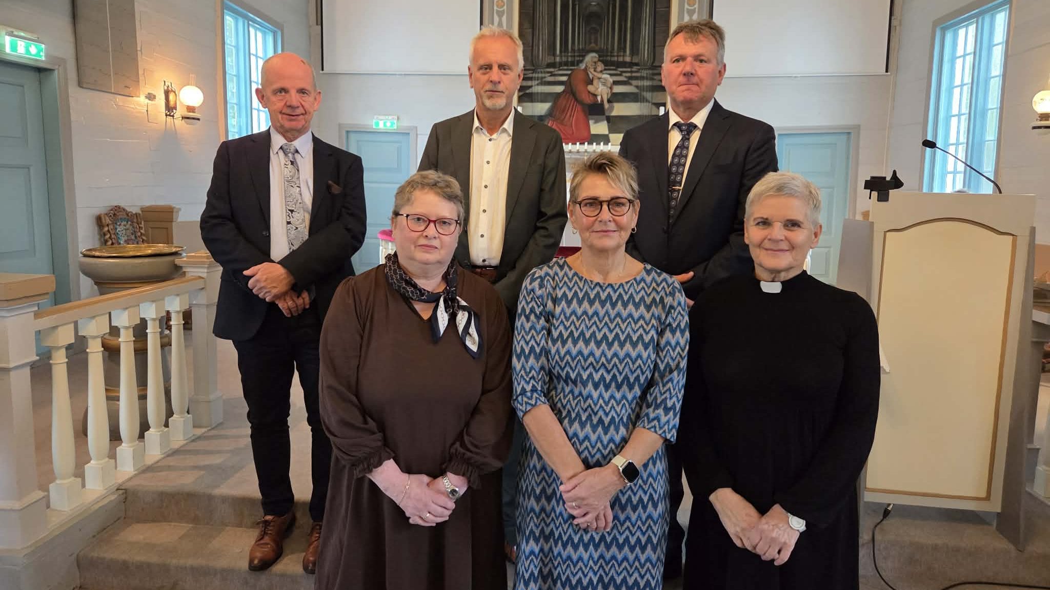 Bak f.v: Geir Strømstad, Terje Mydland, Arild Refsland. Fremme f.v: Eli A. Gystøl og Sigrunn Vestbøstad med sokneprest Christiane Krahner. Foto: Kari Johanne Melhus