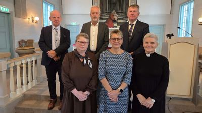 Bak f.v: Geir Strømstad, Terje Mydland, Arild Refsland. Fremme f.v: Eli A. Gystøl og Sigrunn Vestbøstad med sokneprest Christiane Krahner. Foto: Kari Johanne Melhus