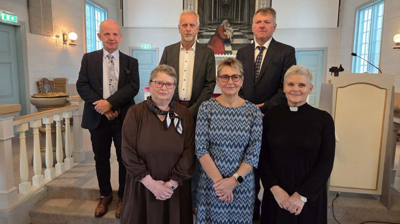 Bak f.v: Geir Strømstad, Terje Mydland, Arild Refsland. Fremme f.v: Eli A. Gystøl og Sigrunn Vestbøstad med sokneprest Christiane Krahner. Foto: Kari Johanne Melhus