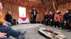 Preses Olav Fykse Tveit velsignar kyrkjegamma på Drag under besøket i Hamarøy kommune. Foto: Thomas Berbom