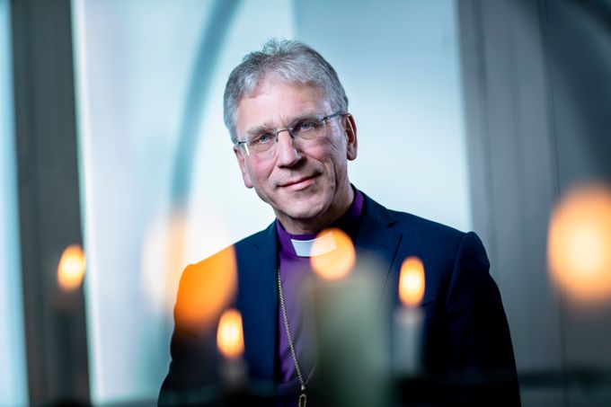 Preses i Den norske kirke Olav Fykse Tveit og internasjonal direktør Berit Hagen Agøy gratulerer norske myndigheter med valget til FNs sikkerhetsråd. De har store forventninger til hvordan Norge skal fylle rollen. (Foto: Bo Mathisen)