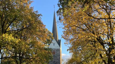 Høstfarger foran Skedsmo kirke