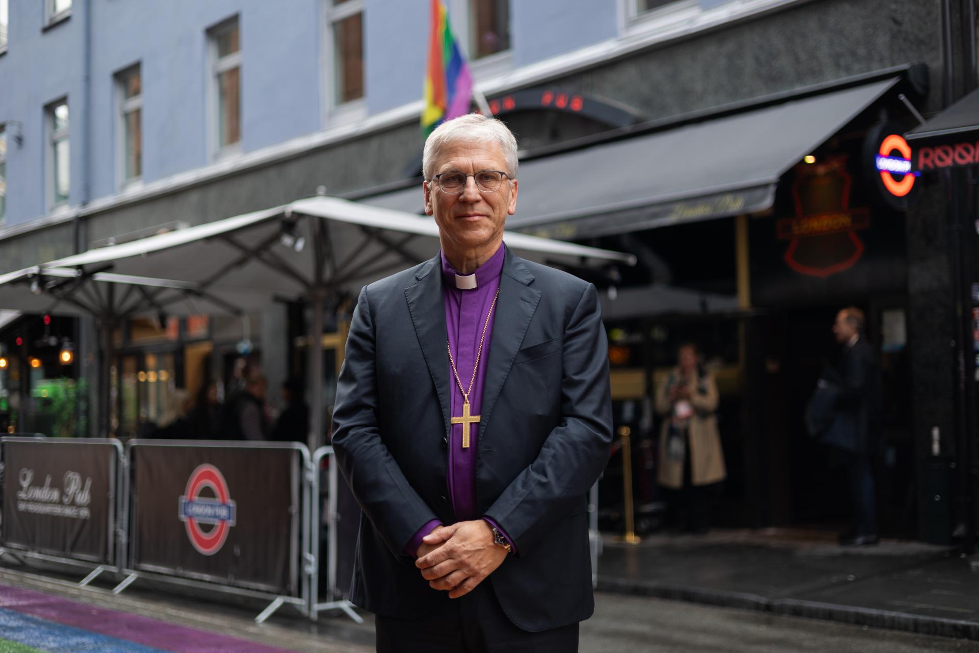 Preses Olav Fykse Tveit utenfor London Pub i Oslo. Foto: Den norske kirke