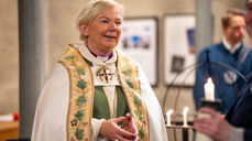 Det var ein glad og stolt biskop som kunne visa fram den nye bispekåpa i samband med ei gudsteneste i Bergen domkirke 20. september 2026. Foto: Gyrid Cecilie Nygaard.