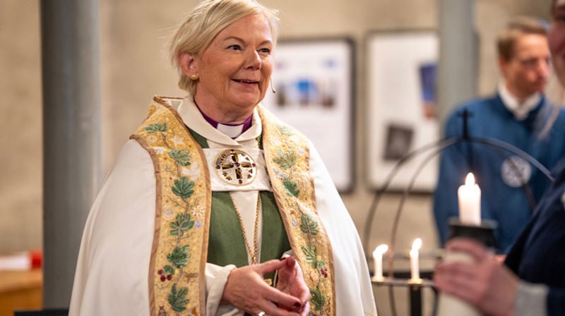 Det var ein glad og stolt biskop som kunne visa fram den nye bispekåpa i samband med ei gudsteneste i Bergen domkirke 20. september 2026. Foto: Gyrid Cecilie Nygaard.