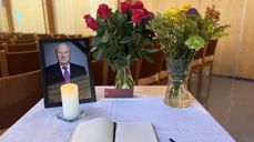 Foto av H.M. Kong Harald: Jørgen Gomnæs - Det kongelige hoff. Kondolanseprotokollen i forbindelse med H.M. Kong Haralds ligger i Rødtvet kirke frem til begravelsen.