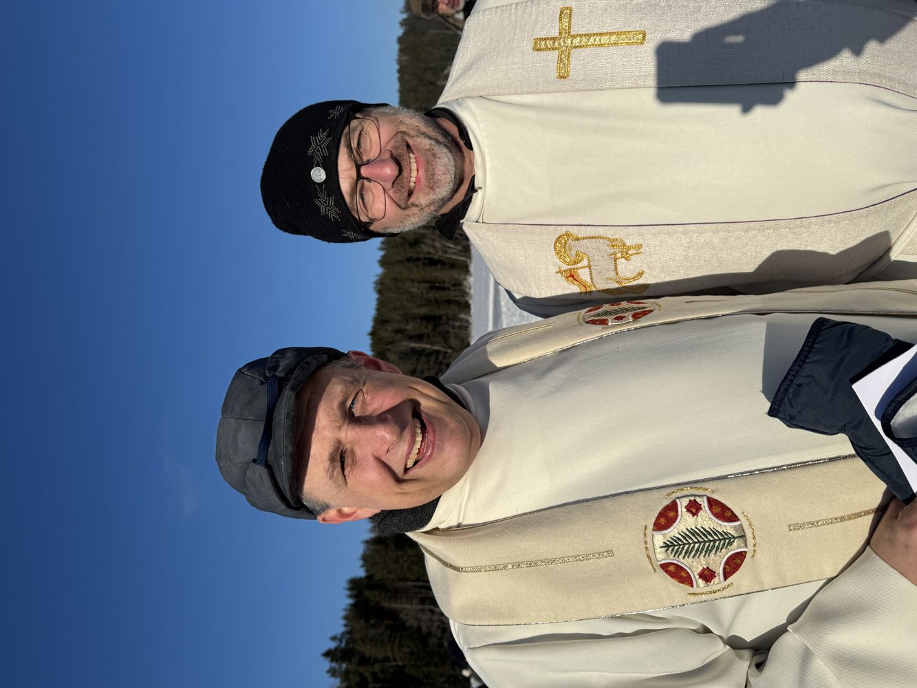 Prestene Espen Andreas Hasle og Anders Richard Johansen viet par på isen