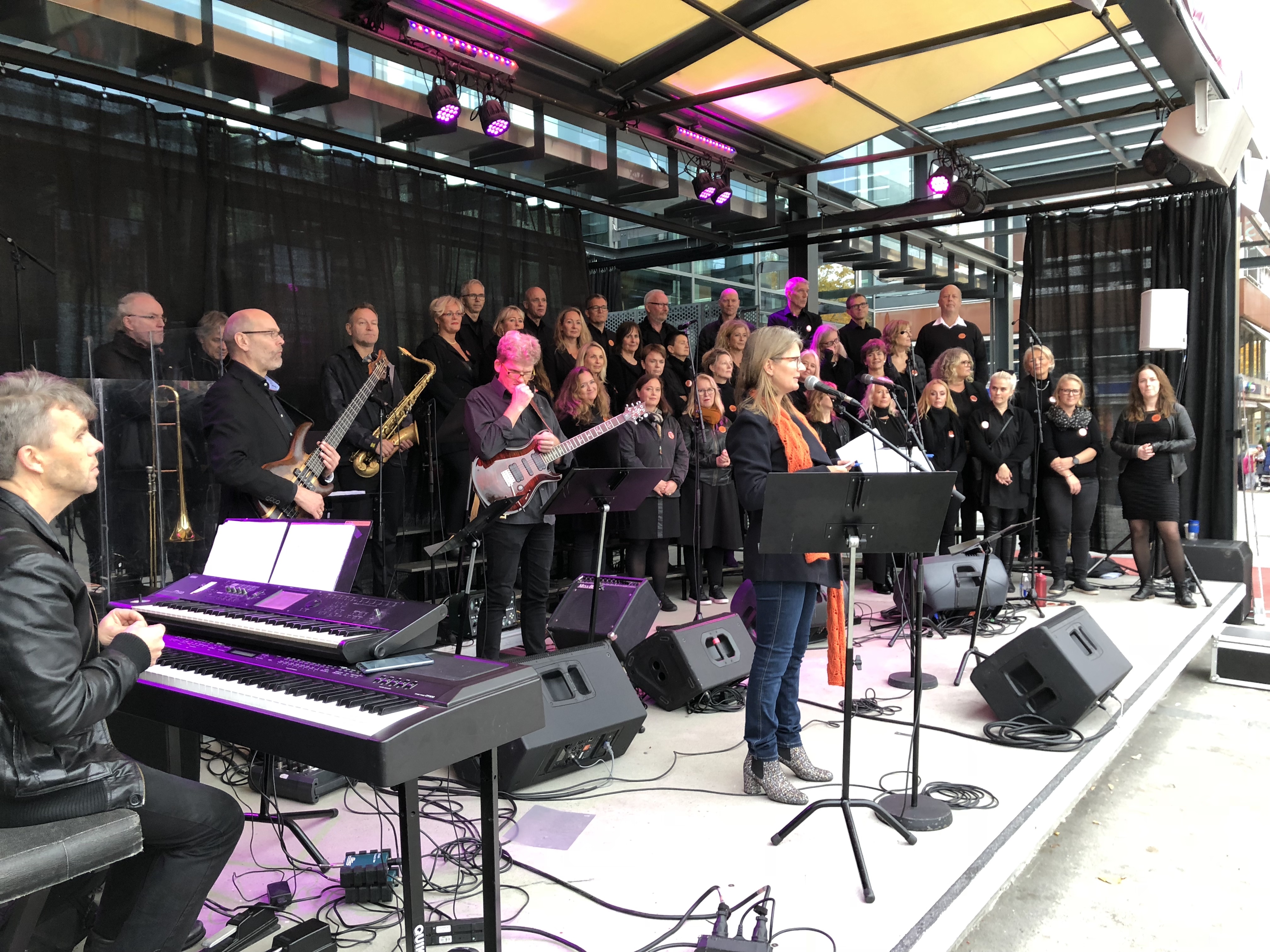 Fra Kulturhusets utescene åpnet ordfører Lene Conradi det nybyggede gatekapellet 13.10.2018.
