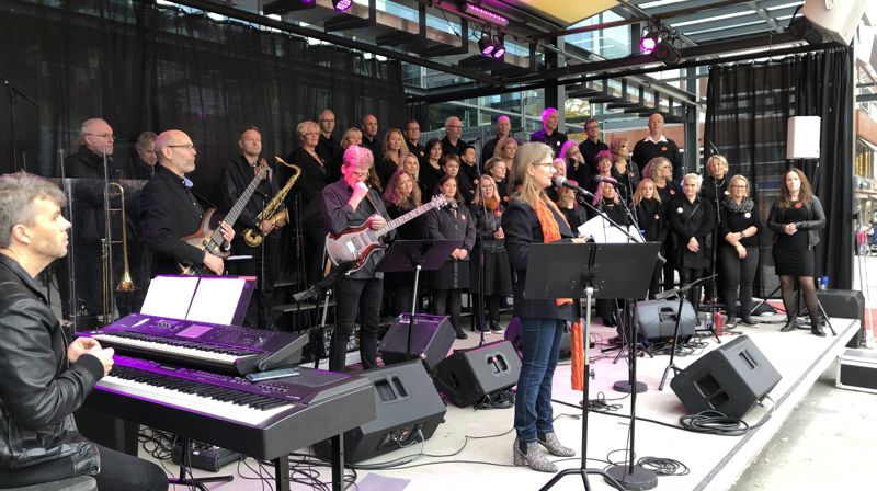 Fra Kulturhusets utescene åpnet ordfører Lene Conradi det nybyggede gatekapellet 13.10.2018.