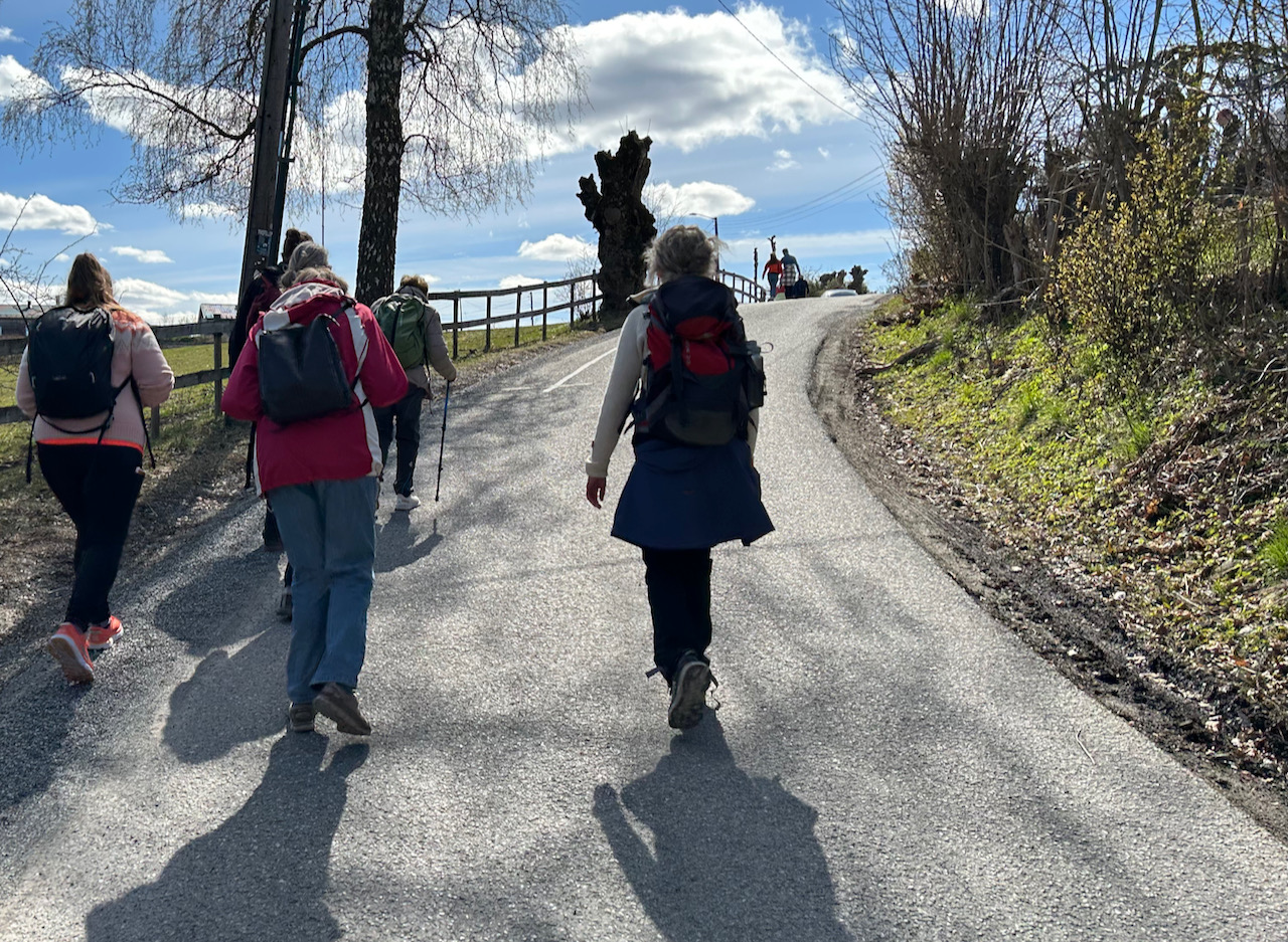 Pilegrimer i Skustadgata fra en tidligere vandring. (Foto: Knut Lundby)