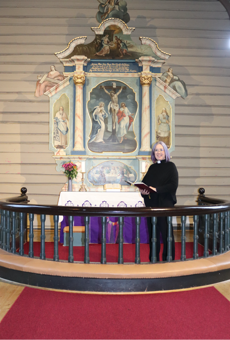 På bildet er Helen Dexter avbildet foran altertavlen i Kvæfjord kirke