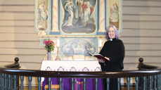 På bildet er Helen Dexter avbildet foran altertavlen i Kvæfjord kirke