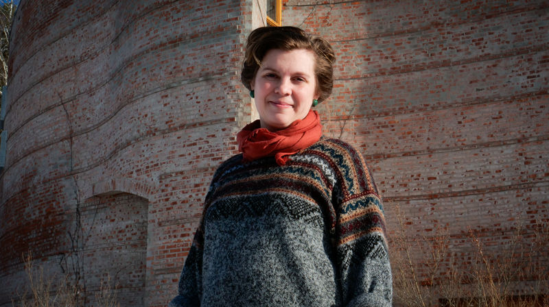 Kapellan Caroline ønsker alle velkommen til kirkelig bryllup i Modum menighet