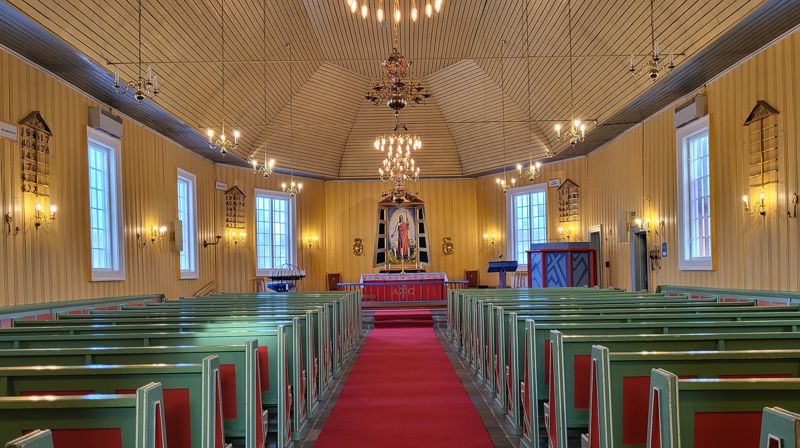 Kirkeskip mot alter Kautokeino kirke