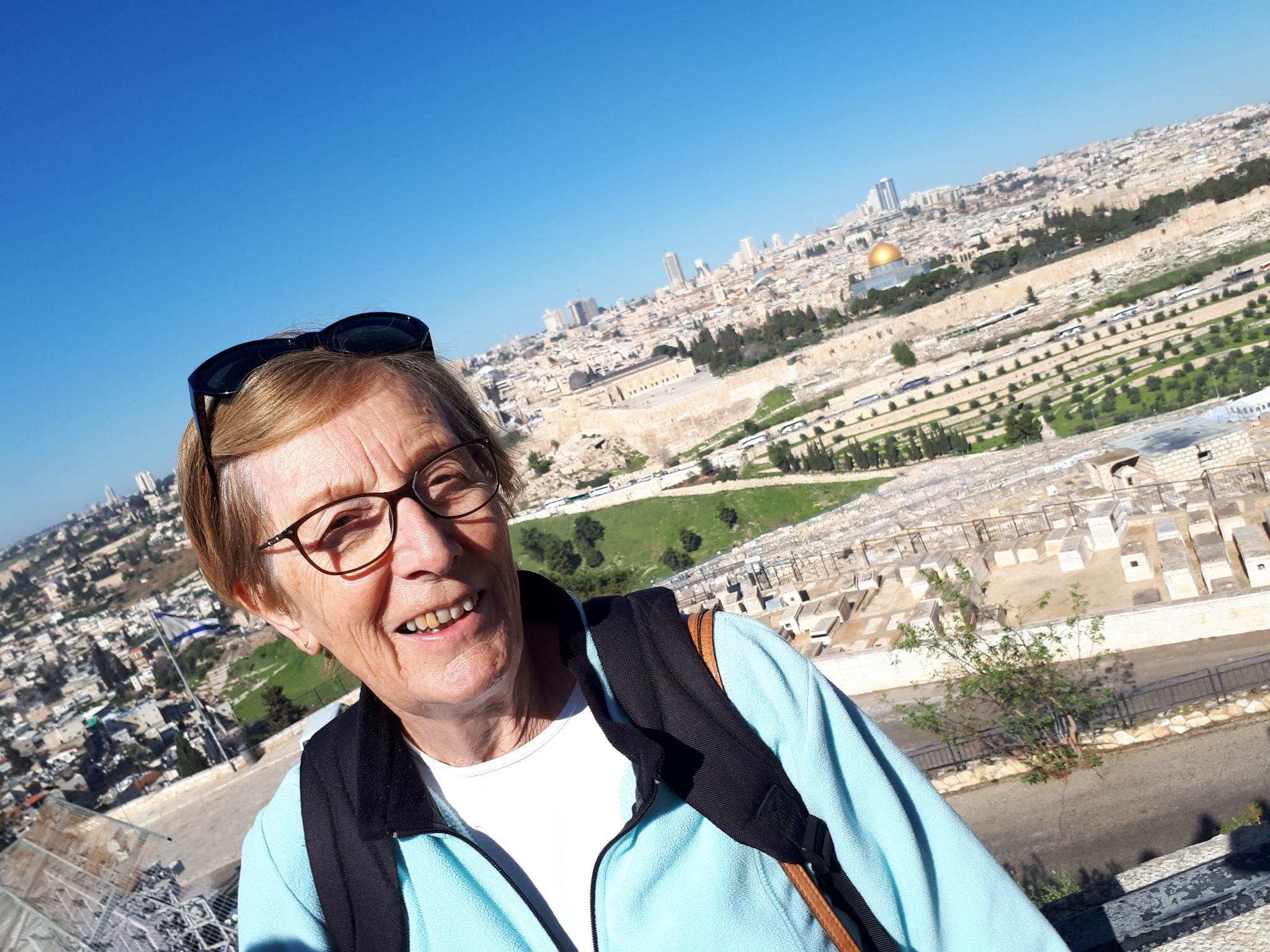 Anne Helene foran "skylinen" i Jerusalem med tempelet og Klippedomen. Jerusalem er et sted Anne Helene gjerne besøker og hvor hun trives godt. (Foto: Privat).
