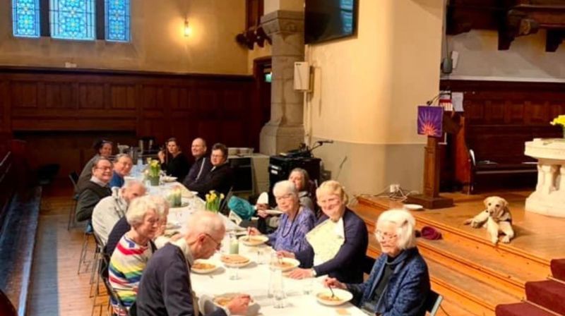 Bilde fra Middagsservering foran i kirkerommmet