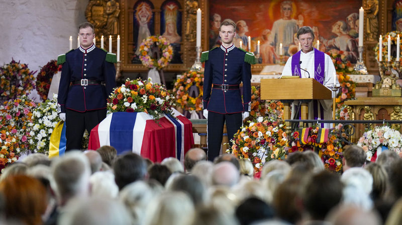 Sokneprest Paul Erik Wirgenes taler under gravferden til prinsesse Astrid. Foto: Stian Lysberg Solum / NTB / POOL