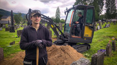 Sommervikar Erik Fjelltveit Nyhuus. Kirkegårdsmedarbeider Erik Bråten på gravemaskinen. Foto: Anders Nyhuus