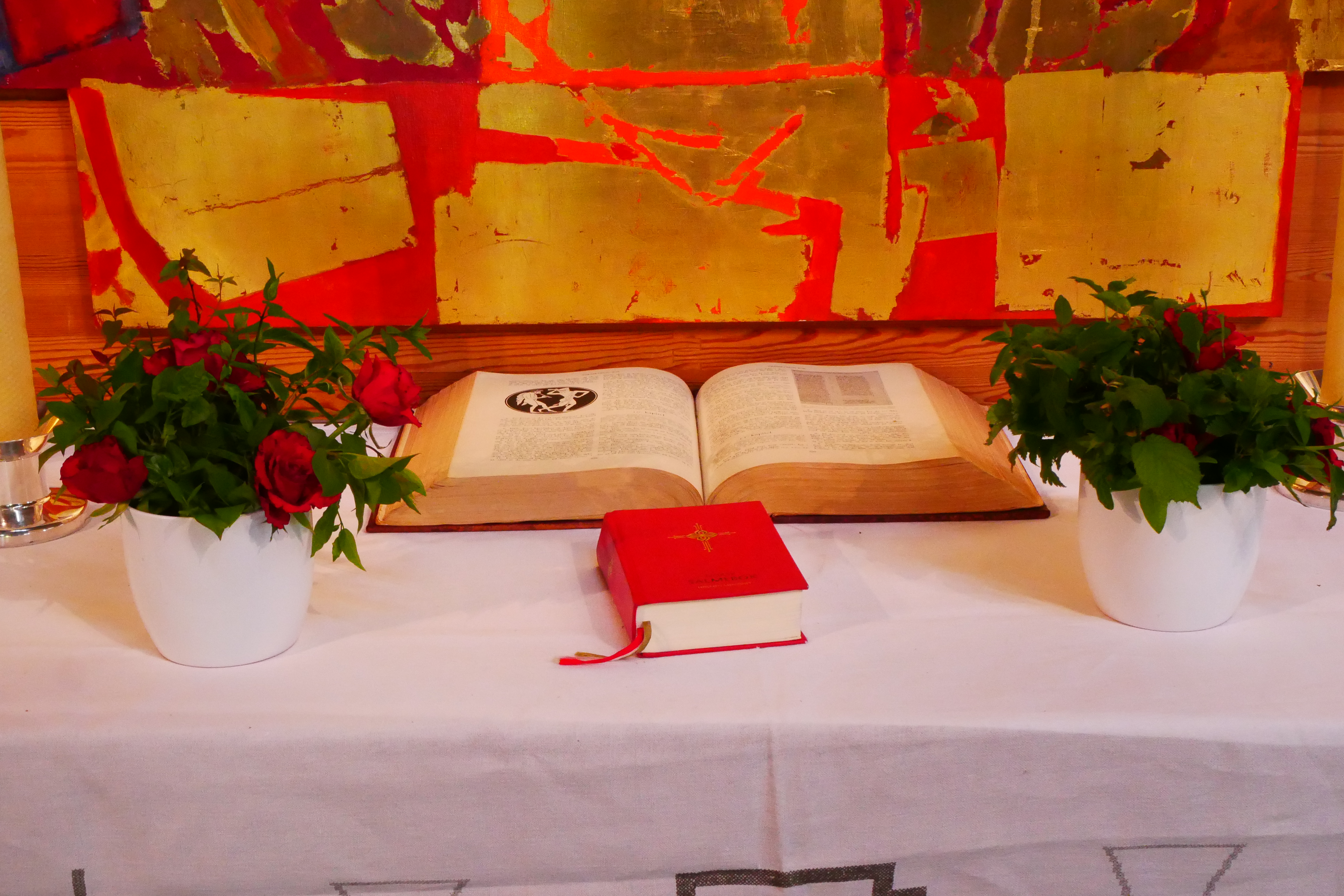 Bibel på alteret i Holmen kirke. Fotograf: Norunn Edvardsen