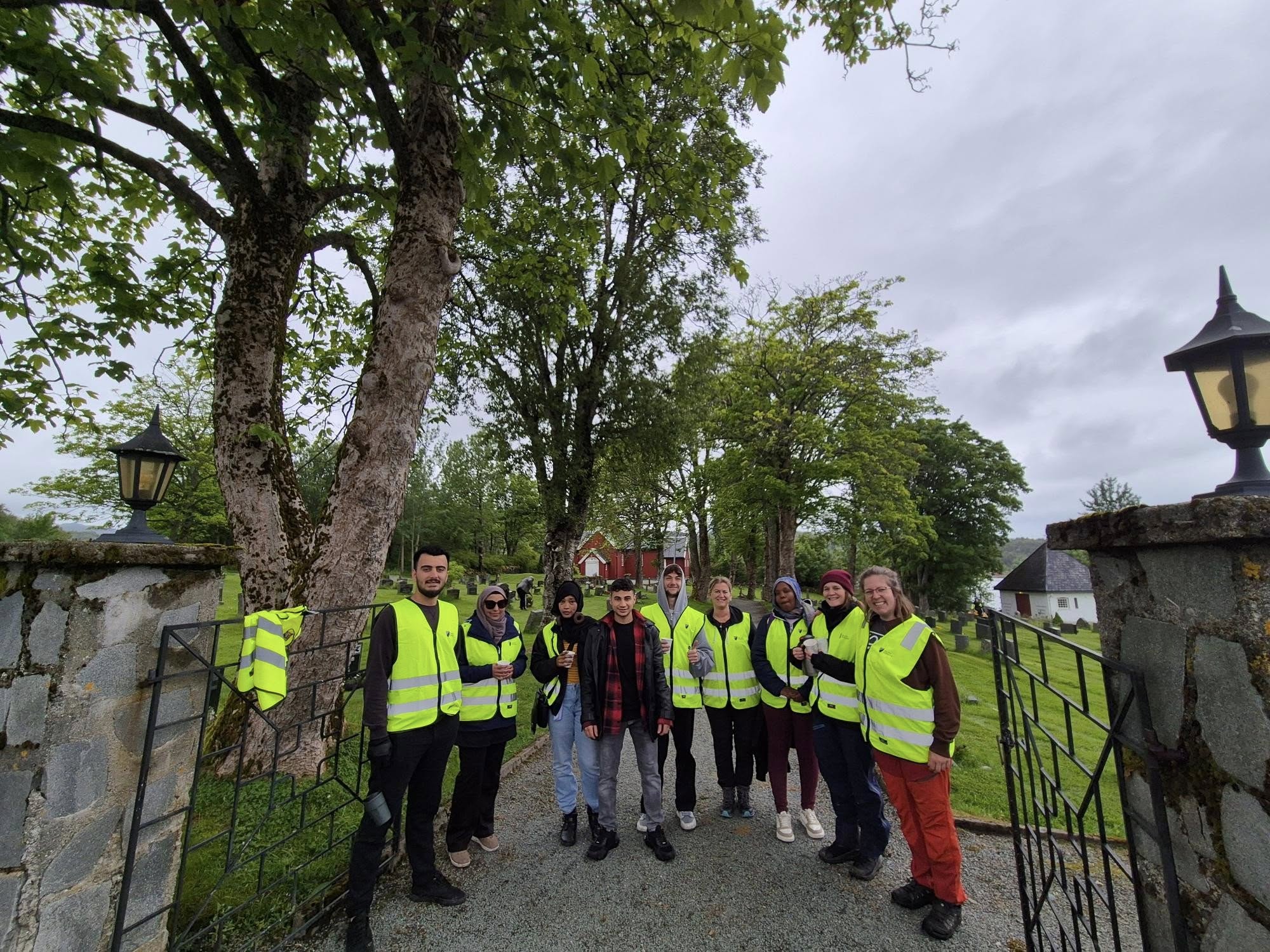 En flott gjeng fra kvalifiseringsenheten i aksjon på Bjugn kirkegård. (Foto: Kvalifiseringsenheten)