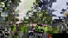 En flott gjeng fra kvalifiseringsenheten i aksjon på Bjugn kirkegård. (Foto: Kvalifiseringsenheten)