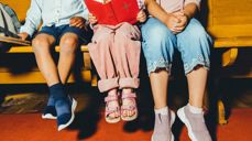 Foto Den norske kirke / Jonathan Vivaas Kise. Bilde av barn i kirka som leser salmebok sammen.