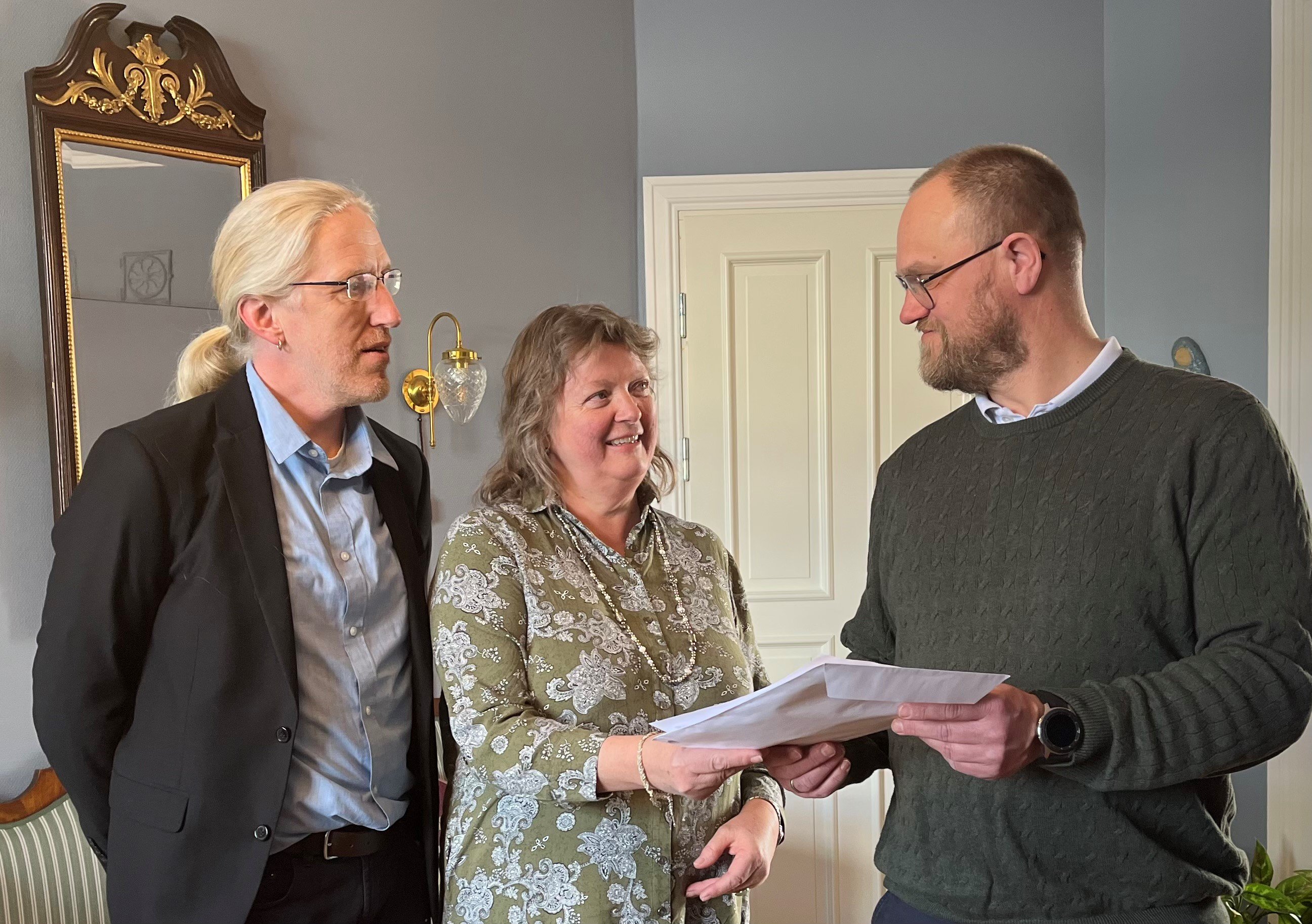 Listetoppene i Åpen folkekirke, Sveinung Skjesol og Kjersti Øversveen, leverer listeforslaget til valgrådets sekretær, Jon Arne Harby. Foto: Hamar bispedømme