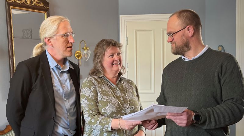 Listetoppene i Åpen folkekirke, Sveinung Skjesol og Kjersti Øversveen, leverer listeforslaget til valgrådets sekretær, Jon Arne Harby. Foto: Hamar bispedømme