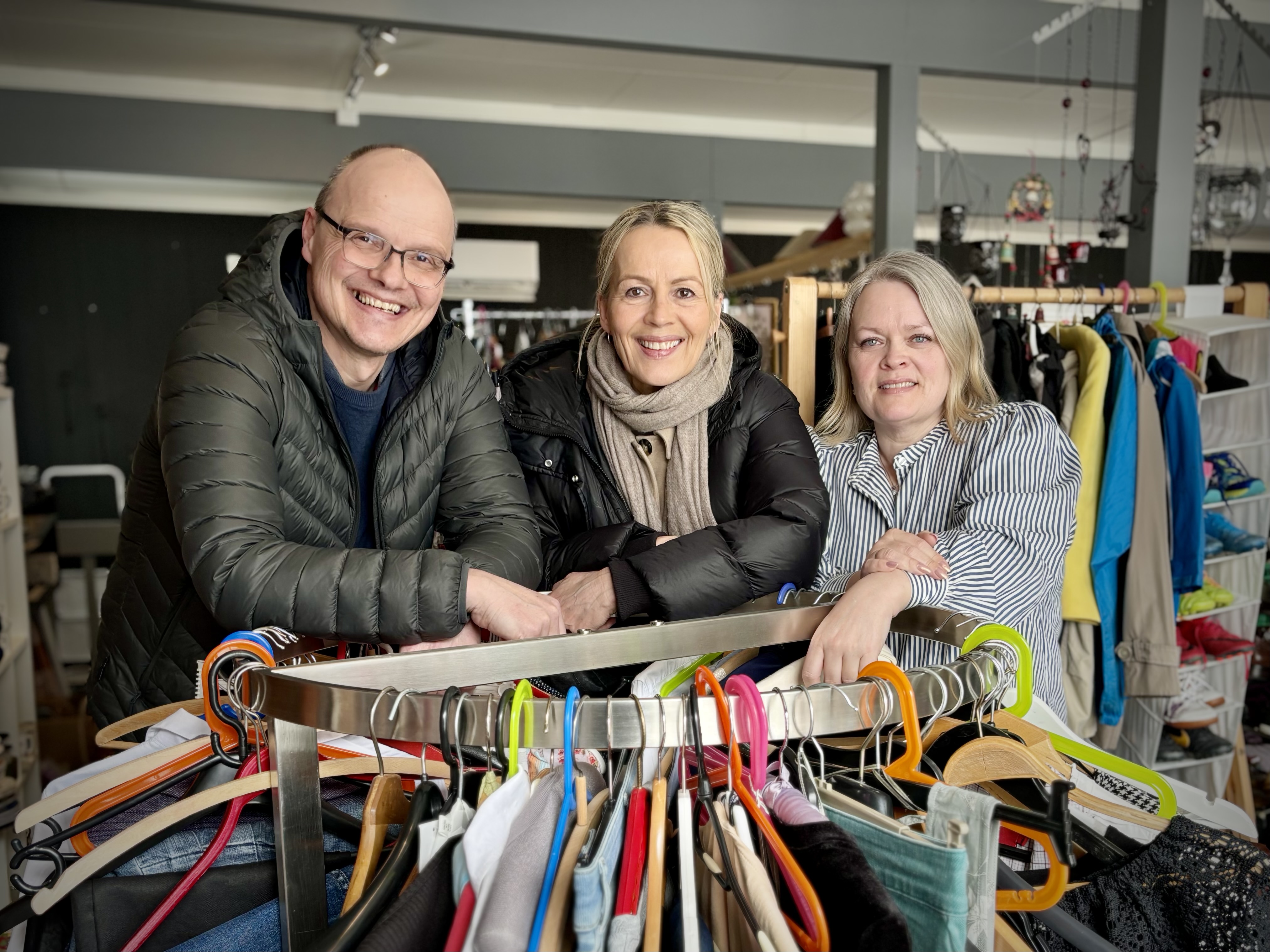 KLESBYTTEDAG I HONNINGSVÅG: Niels Westphal i Nordkapp frivilligsentral har fått med seg Kjersti Røst og Nelly-Ann Fredriksen Sagvåg (t.h) til å arrangere den Den store klesbyttedagen i Honningsvåg 27. april. 