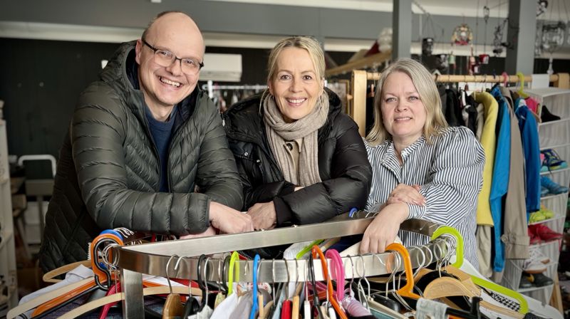 KLESBYTTEDAG I HONNINGSVÅG: Niels Westphal i Nordkapp frivilligsentral har fått med seg Kjersti Røst og Nelly-Ann Fredriksen Sagvåg (t.h) til å arrangere den Den store klesbyttedagen i Honningsvåg 27. april.