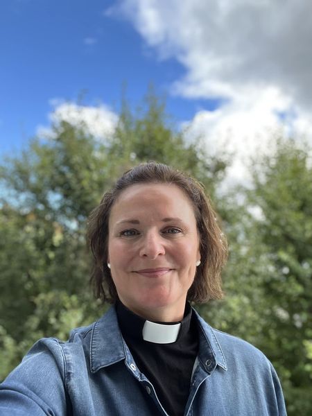 Avbildet er sokneprest May Britt Minde Lund