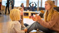 Den norske kyrkja får ekstra midlar frå regjeringa som skal gå til arrangement i juletida og på nyåret, utdeling av matposar til familiar og julegåver til born. (Illustrasjonsfoto: Sven-Erling Brusletto / Den norske kyrkja)