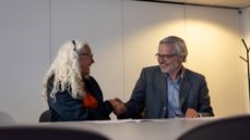 Mette Lilleeng (styreleder i KABB) og Harald Hegstad (leder i Kirkerådet) inngår samarbeidsavtale mellom kirken og KABB. Foto: Den norske kirke.