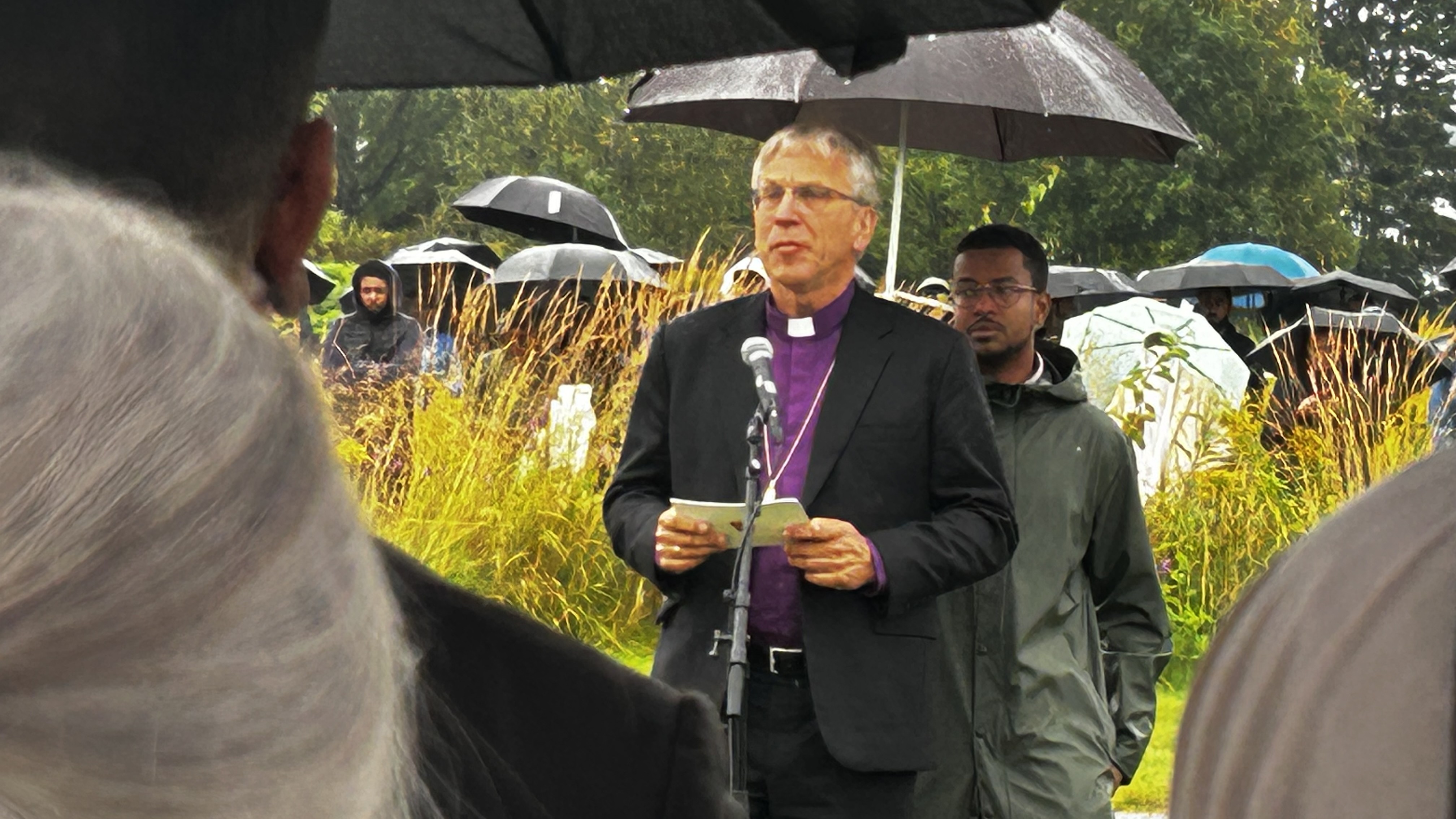 Preses Olav Fykse Tveit heldt tale på Alfaset gravlund i samband med gravlegging av Tamima Nibras Juhar. 