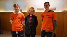 Simen Skålhegg, til venstre, og Henrik Kværnbraaten trives med å jobbe på Bekkelagshjemmet. Her sammen med biskop Kari Veiteberg.