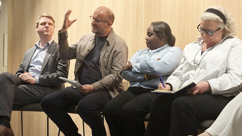 Fra seminaret i Trefoldighetskirken, også kalt Freds- og forsoningskirken, i Oslo. Fra venstre Åsmund Aukrust, utviklingsminister, Einar Tjelle, generalsekretær i Mellomkirkelig råd, Dr Majduline El Haj El Tahir, leder for den norske avdelingen av Sudanese Women Union og Christine Fossen, tidligere leder av FNs politistyrke i Sør-Sudan. (Foto: privat)
