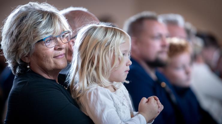 Bestemor og barnebarn på familiegudstjeneste i Øvre Rælingen kirke (Foto: Bo Mathisen/Den norske kirke)